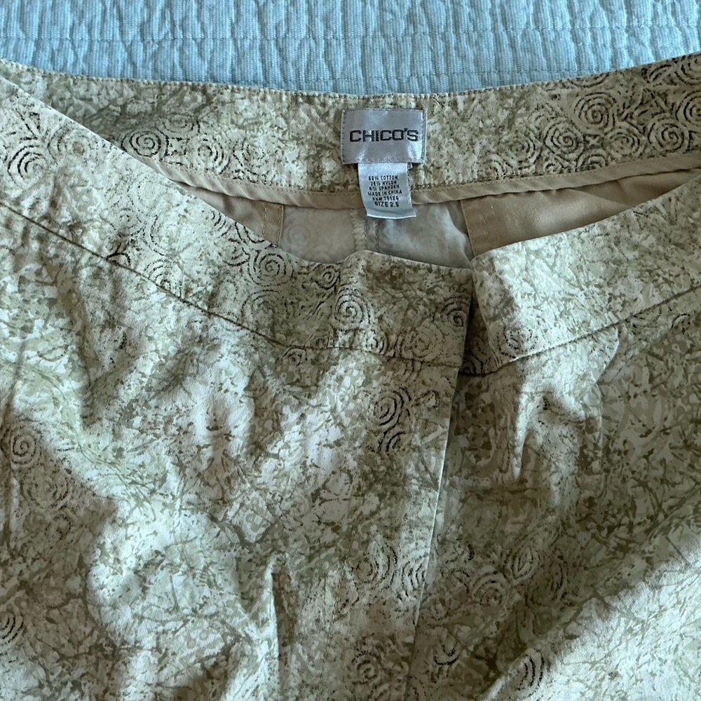 Chicos Geometric Patterned capris - Picture 2 of 4